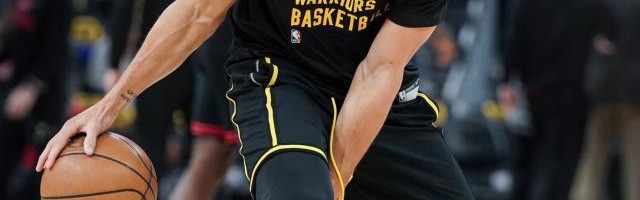 半岛体育官网-万幸！检查显示库里脚踝伤势不重 勇士盼继续冲刺