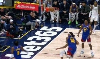 半岛体育官方-字母哥和戈登纠缠倒地 先吹戈登犯规&amp;掘金挑战成功改判字母哥犯规