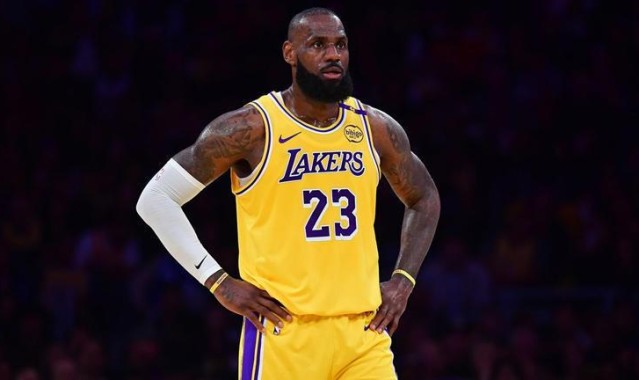 Shams：无论詹姆斯赛季后退役还是换队，他的湖人生涯已接近结束