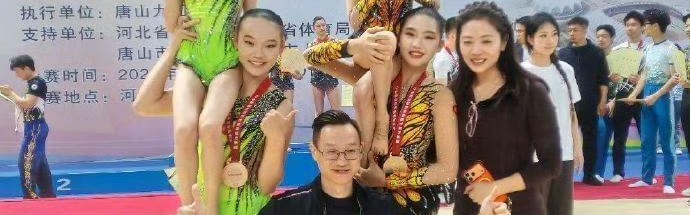 半岛体育入口-杨威双胞胎女儿太争气，9岁同台拿下全国冠军+季军，体操最强二代