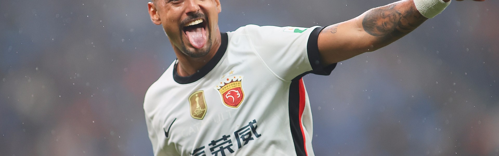 半岛体育入口-东体：莱昂纳多特意赠送球衣给昔日恩师乔迪作为纪念