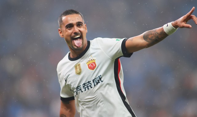 半岛体育入口-东体：莱昂纳多特意赠送球衣给昔日恩师乔迪作为纪念