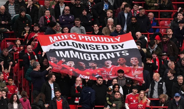 彻底激怒！曼联球迷拉横幅硬刚老板，拉特克利夫言论遭公开打脸|加里-莱因克尔|英国足球|丹·伯恩|摩纳哥|移民_新浪体育_新浪新闻